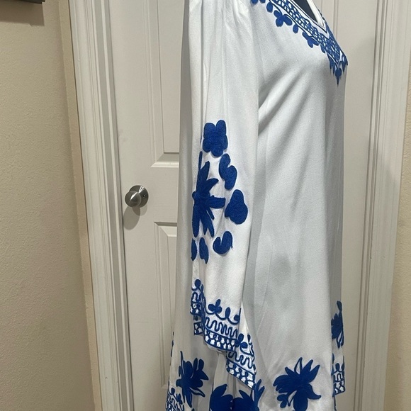 WAYAN NATURAL WEAR, Chic White Dress with Blue Embroidery SIZE M - Picture 5 of 11